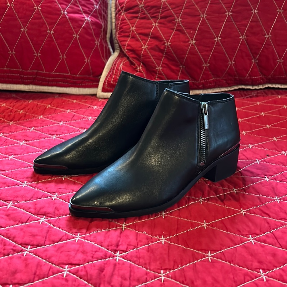Lucky Brand Size 6 Women’s leather booties